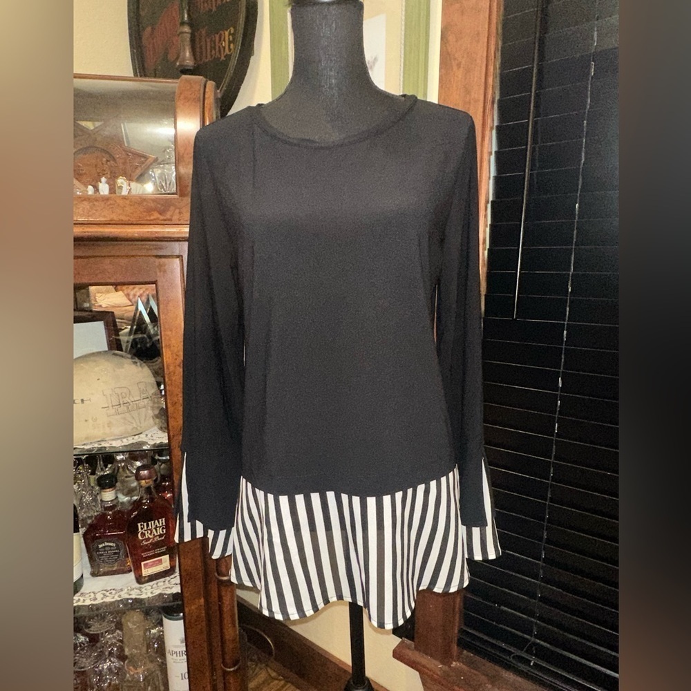 EUC INC International Concepts Black & White Round Neck Stretch Pullover Blouse